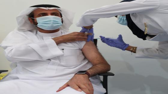وزير الصحة السعودي يحصل على لقاح كورونا